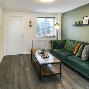 2-bed-townhouse-with-free-parking.hotelsin-nottingham.com/